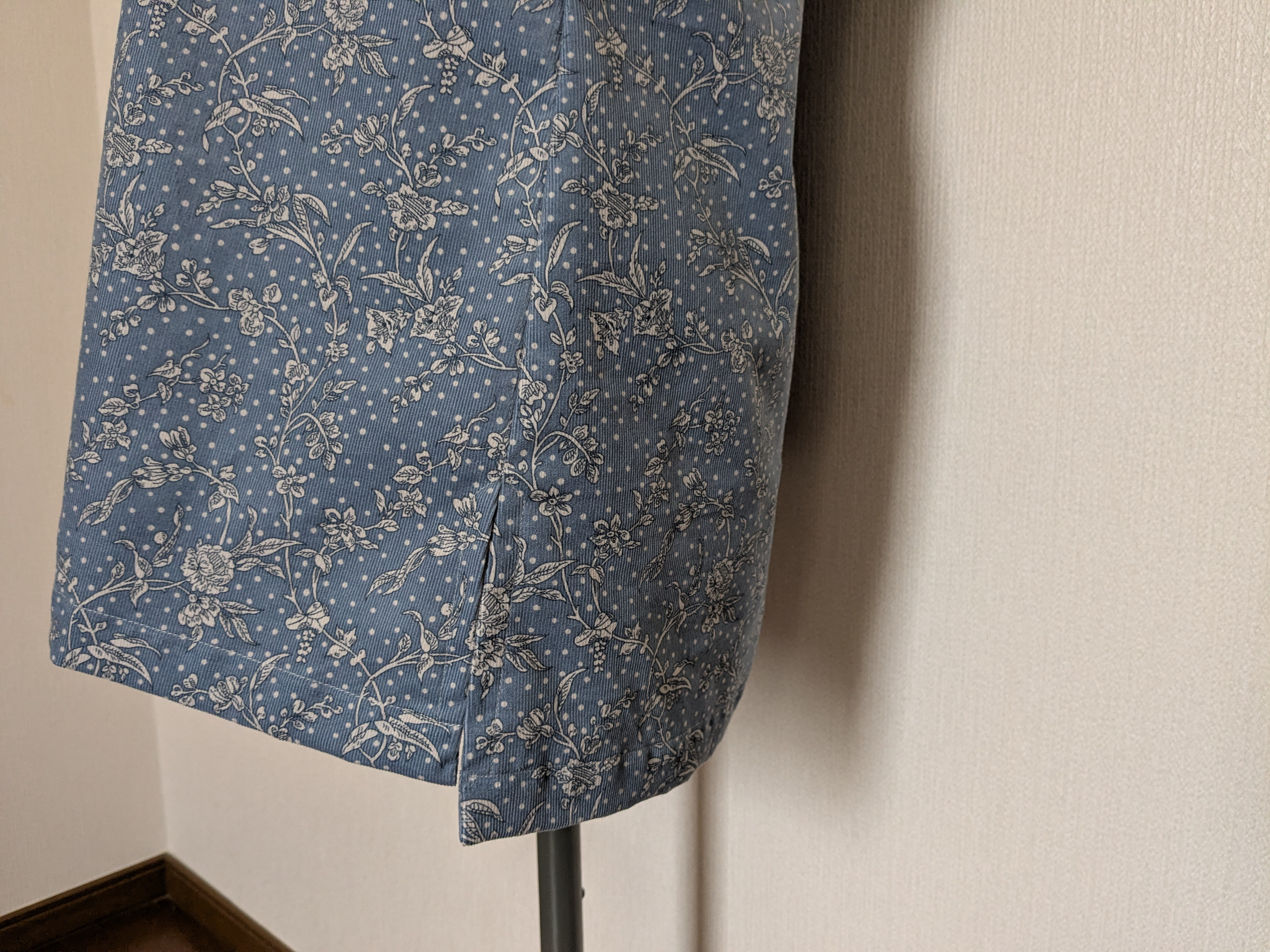 リバティマロリー（爽やかブルー）　コーデュロイ生地　シャープなラインの台衿シャツ　両サイドスリット付　重ね着にも　貝釦