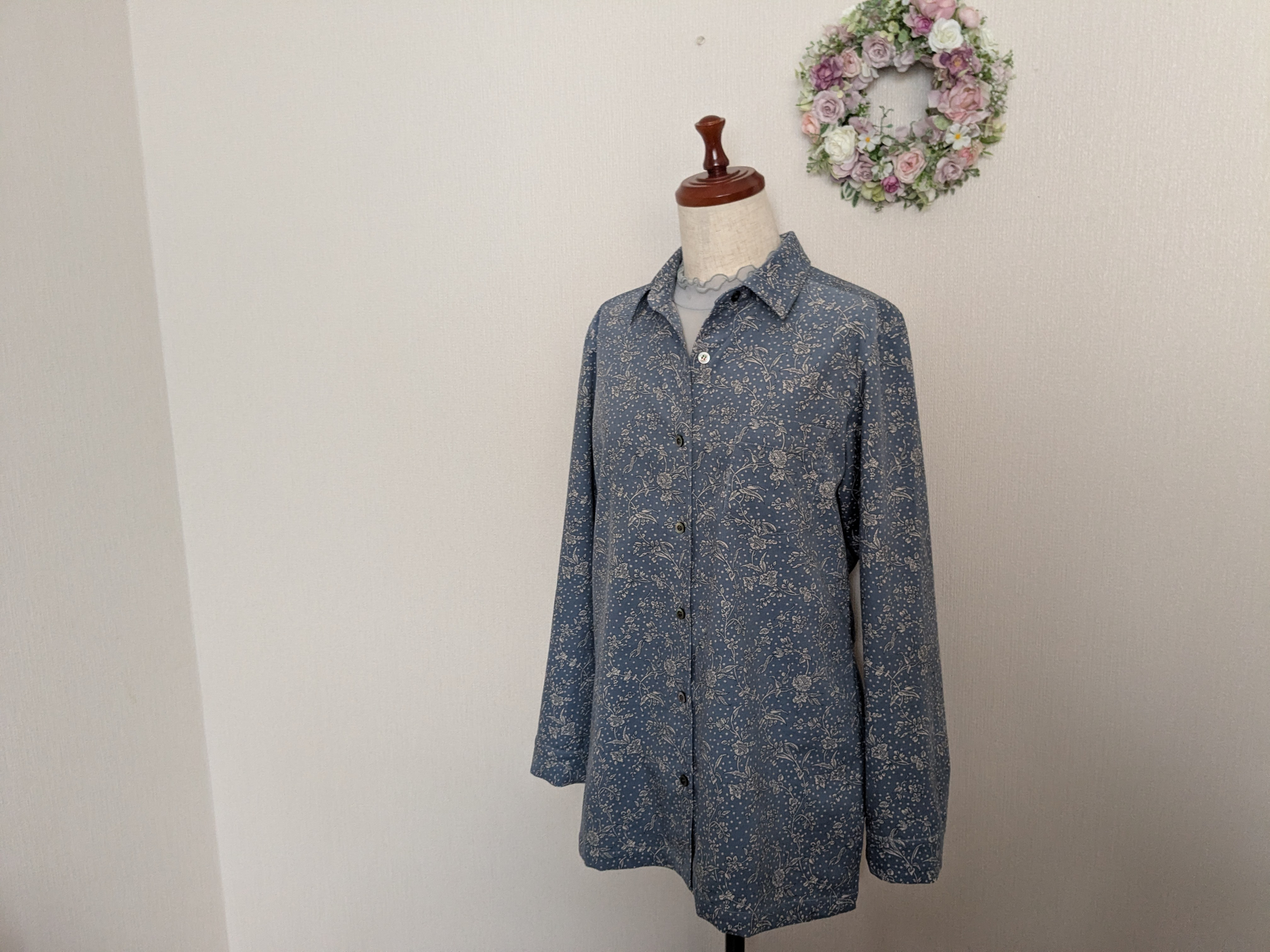 リバティマロリー（爽やかブルー）　コーデュロイ生地　シャープなラインの台衿シャツ　両サイドスリット付　重ね着にも　貝釦