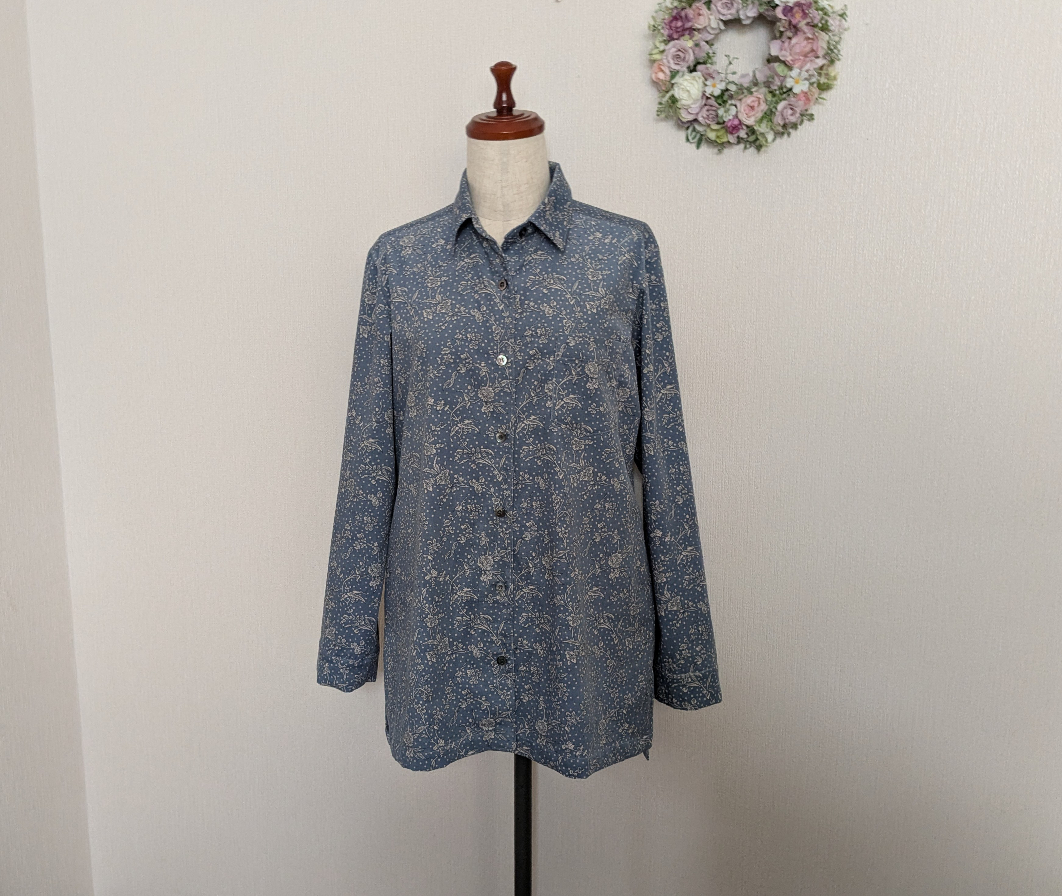 リバティマロリー（爽やかブルー）　コーデュロイ生地　シャープなラインの台衿シャツ　両サイドスリット付　重ね着にも　貝釦