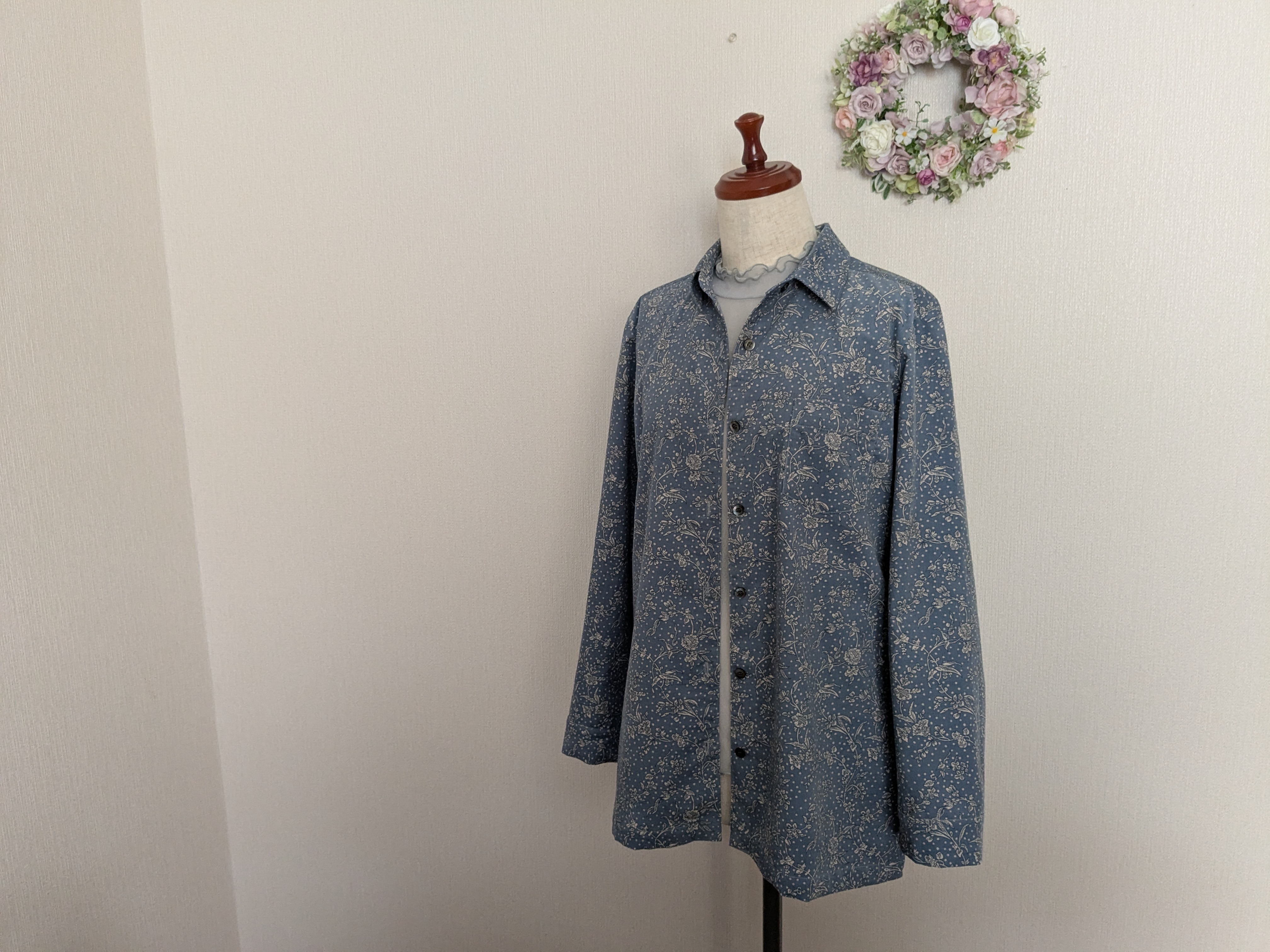 リバティマロリー（爽やかブルー）　コーデュロイ生地　シャープなラインの台衿シャツ　両サイドスリット付　重ね着にも　貝釦