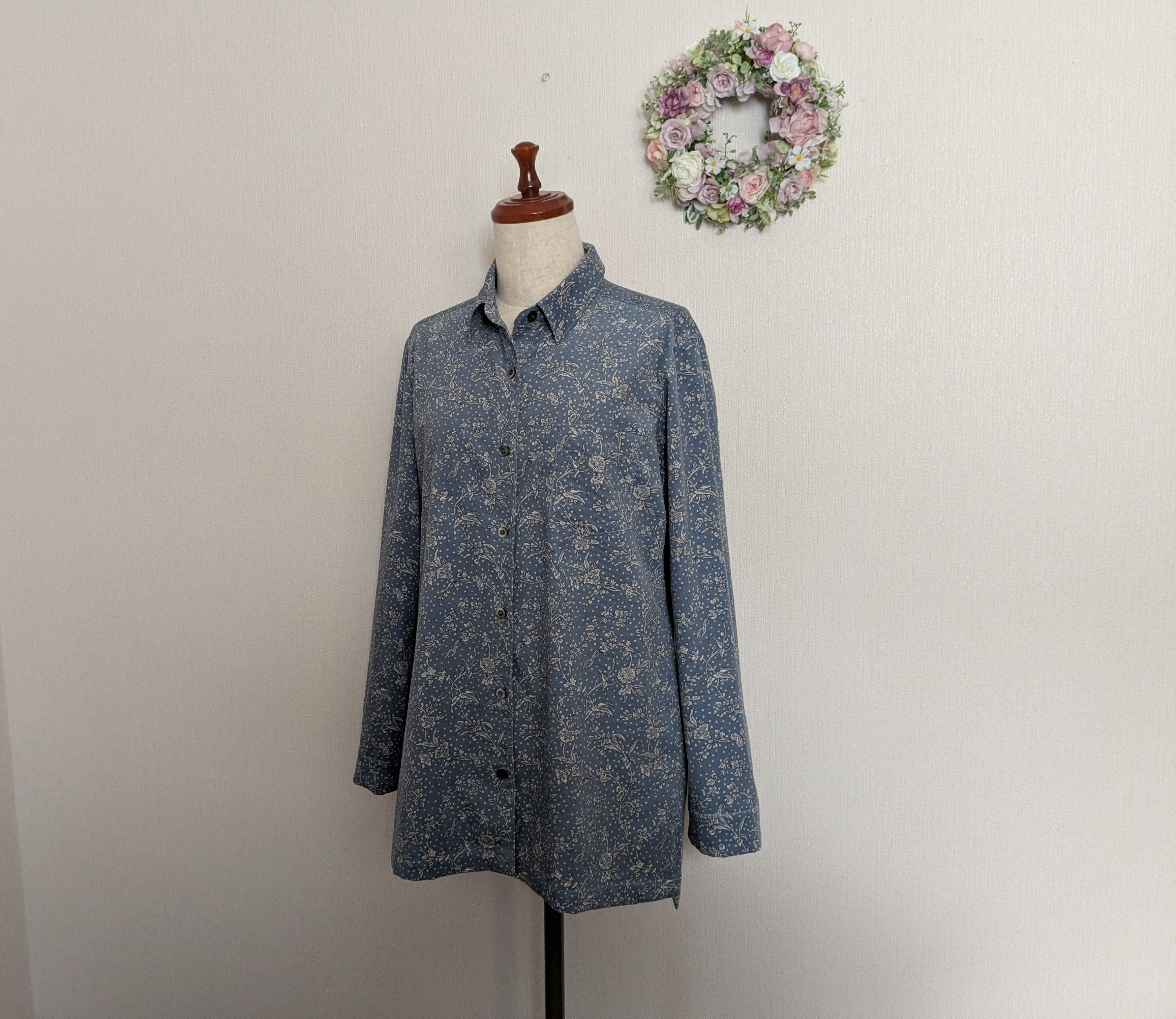 リバティマロリー（爽やかブルー）　コーデュロイ生地　シャープなラインの台衿シャツ　両サイドスリット付　重ね着にも　貝釦