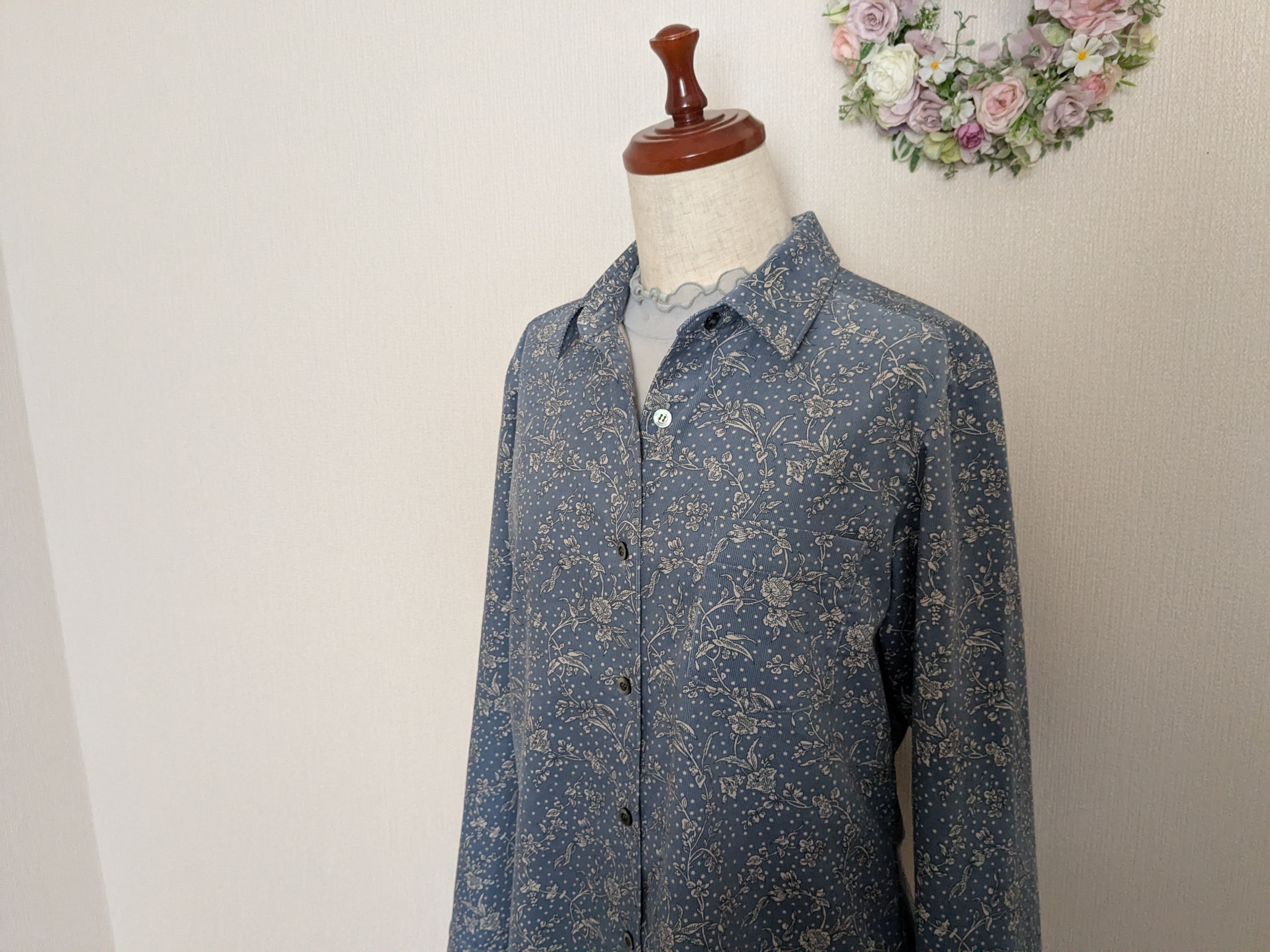 リバティマロリー（爽やかブルー）　コーデュロイ生地　シャープなラインの台衿シャツ　両サイドスリット付　重ね着にも　貝釦