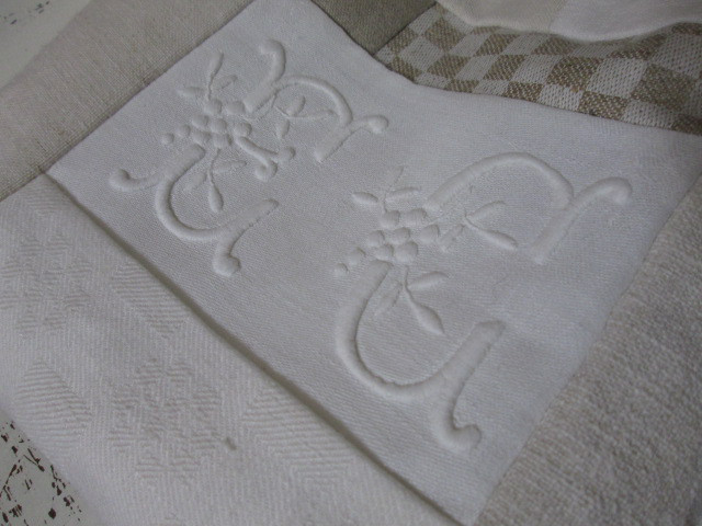 アンティークリネンパッチ巾着ポーチ;モノグラム刺繍、手刺繍レース、ホームスパンリネン、ダミエ織り