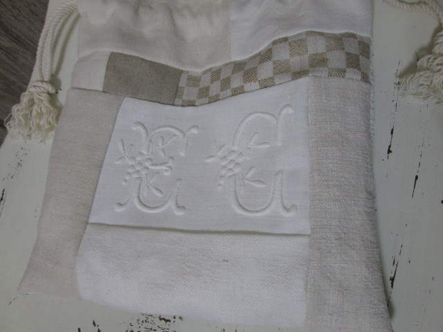 アンティークリネンパッチ巾着ポーチ;モノグラム刺繍、手刺繍レース、ホームスパンリネン、ダミエ織り