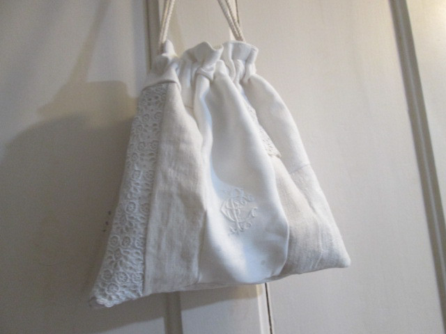 アンティークリネンパッチ巾着ポーチ;モノグラム刺繍、手刺繍レース、ホームスパンリネン、ダミエ織り