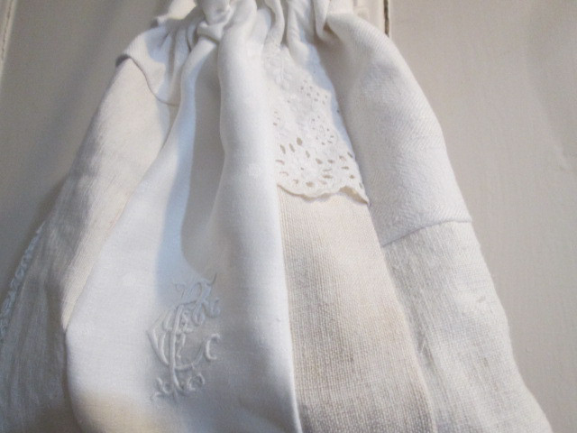 アンティークリネンパッチ巾着ポーチ;モノグラム刺繍、手刺繍レース、ホームスパンリネン、ダミエ織り