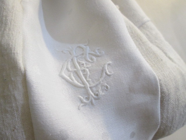 アンティークリネンパッチ巾着ポーチ;モノグラム刺繍、手刺繍レース、ホームスパンリネン、ダミエ織り