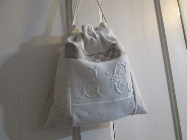 アンティークリネンパッチ巾着ポーチ;モノグラム刺繍、手刺繍レース、ホームスパンリネン、ダミエ織り