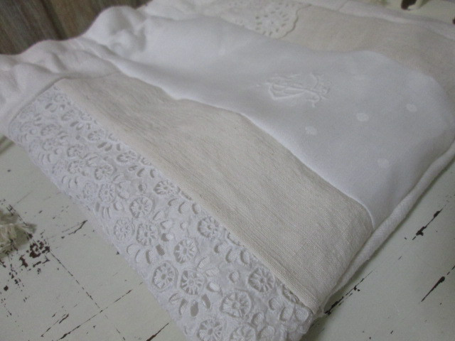 アンティークリネンパッチ巾着ポーチ;モノグラム刺繍、手刺繍レース、ホームスパンリネン、ダミエ織り