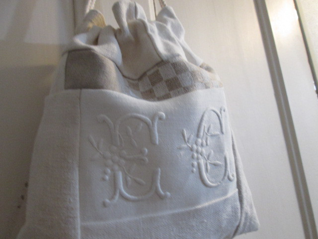 アンティークリネンパッチ巾着ポーチ;モノグラム刺繍、手刺繍レース、ホームスパンリネン、ダミエ織り