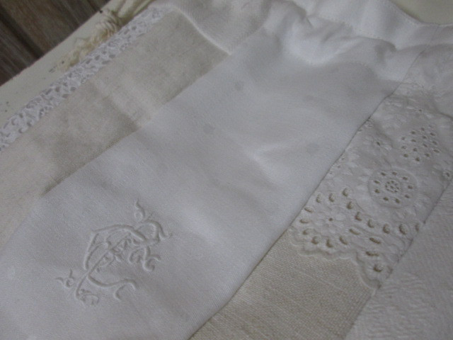 アンティークリネンパッチ巾着ポーチ;モノグラム刺繍、手刺繍レース、ホームスパンリネン、ダミエ織り