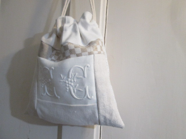 アンティークリネンパッチ巾着ポーチ;モノグラム刺繍、手刺繍レース、ホームスパンリネン、ダミエ織り