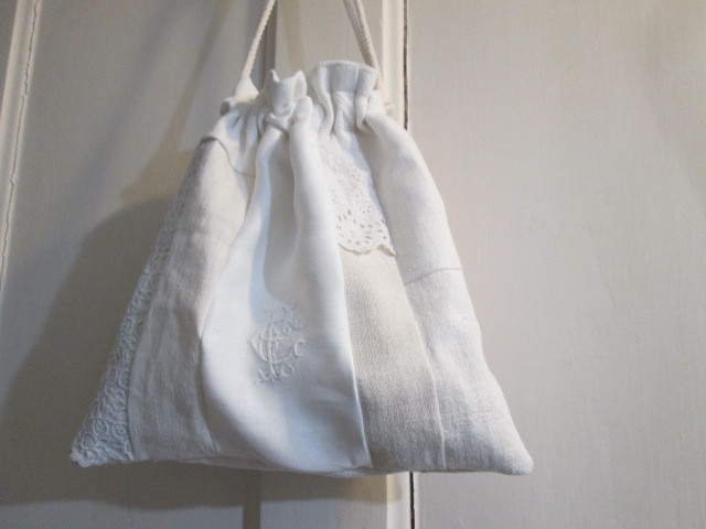 アンティークリネンパッチ巾着ポーチ;モノグラム刺繍、手刺繍レース、ホームスパンリネン、ダミエ織り