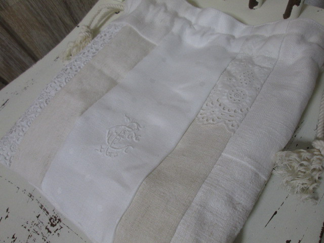 アンティークリネンパッチ巾着ポーチ;モノグラム刺繍、手刺繍レース、ホームスパンリネン、ダミエ織り
