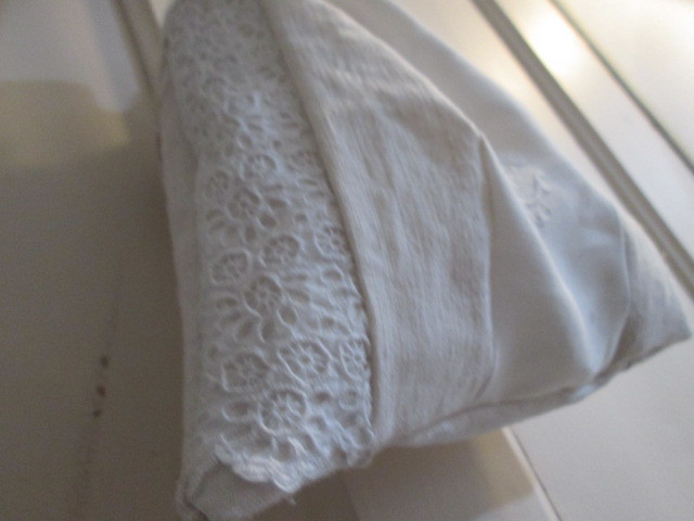 アンティークリネンパッチ巾着ポーチ;モノグラム刺繍、手刺繍レース、ホームスパンリネン、ダミエ織り