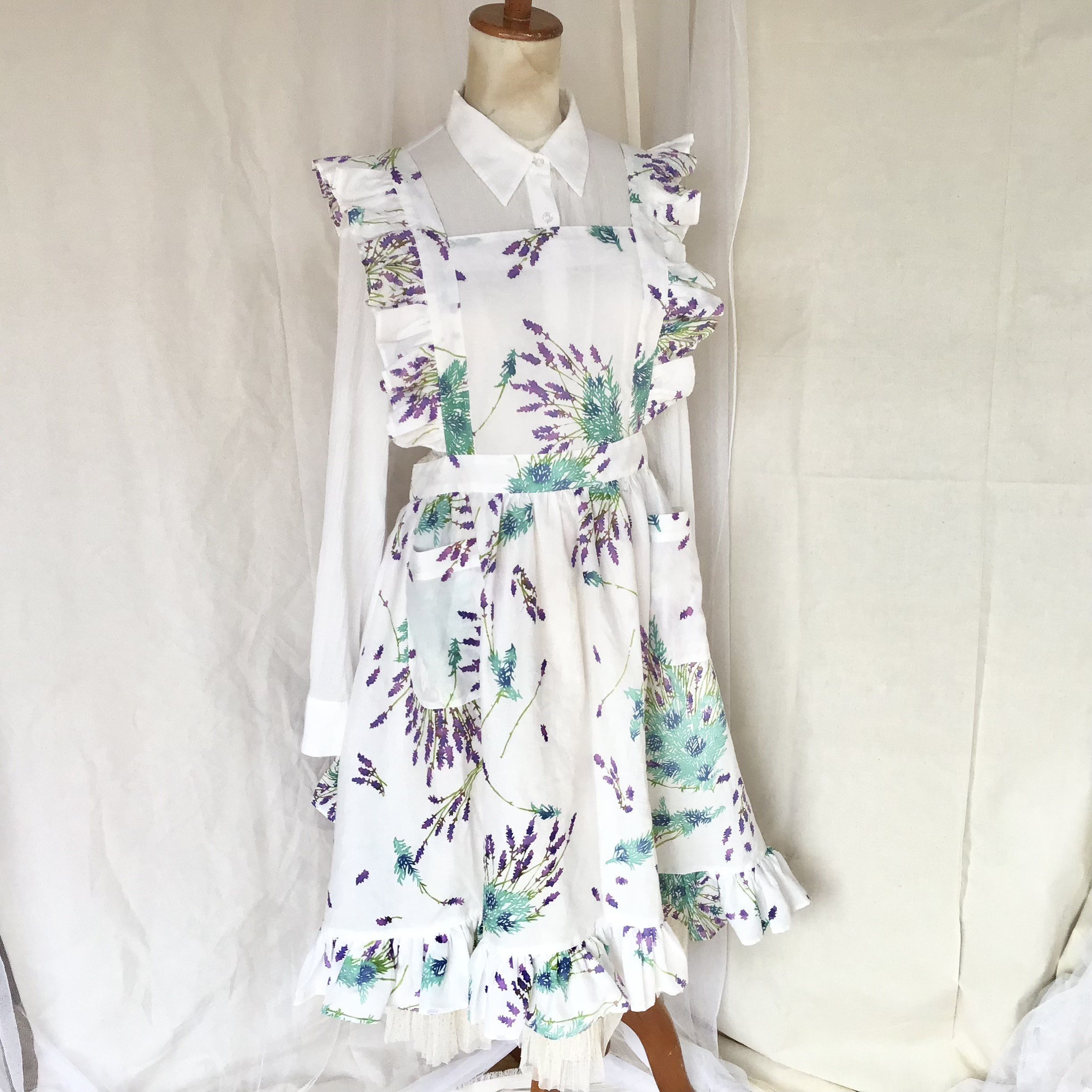 型染　ラベンダー柄フリルエプロン(綿ローン)