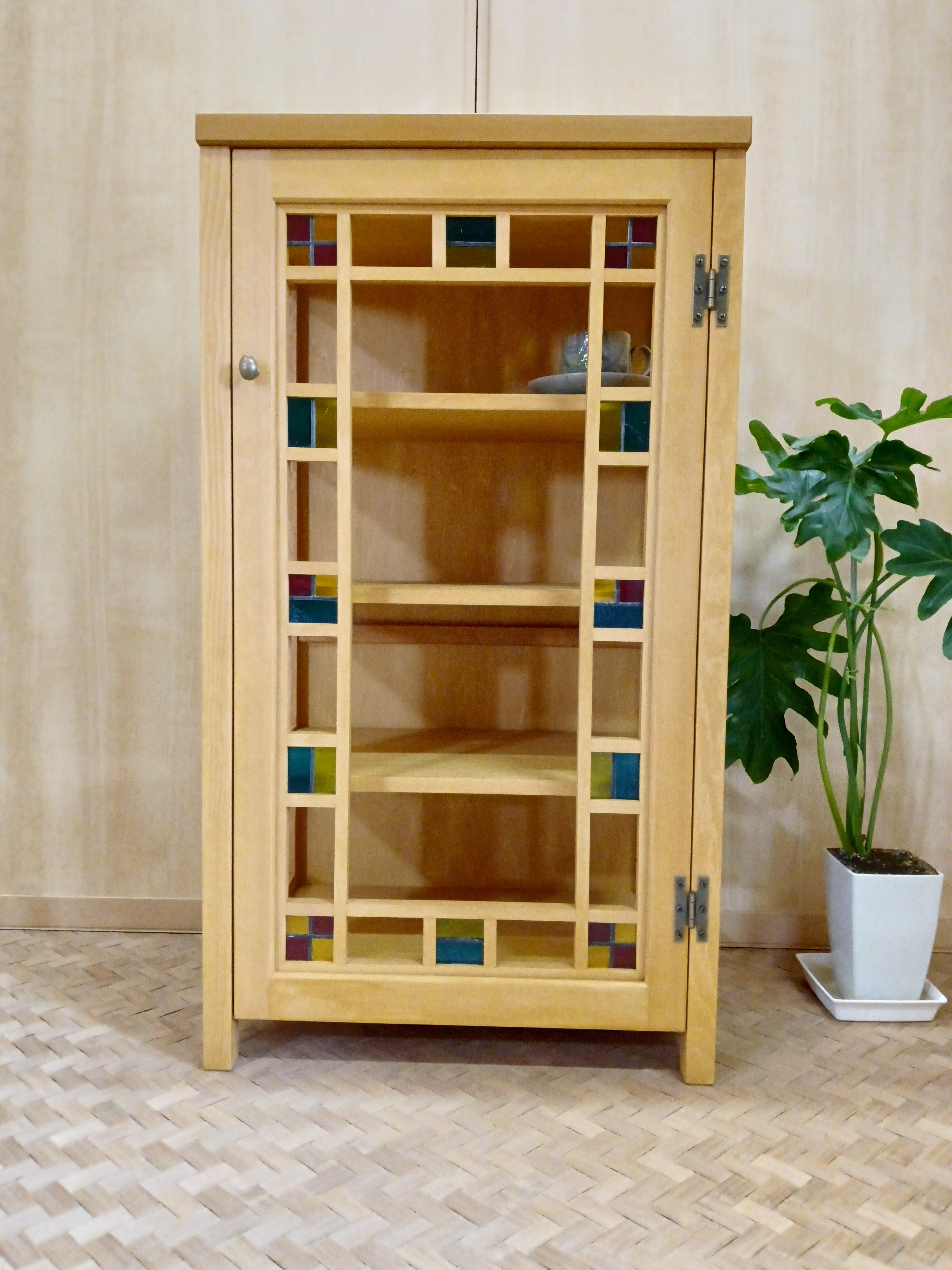 ステンドグラス入り扉のキャビネット　メイプル色　食器棚　飾り棚　高さ90cm