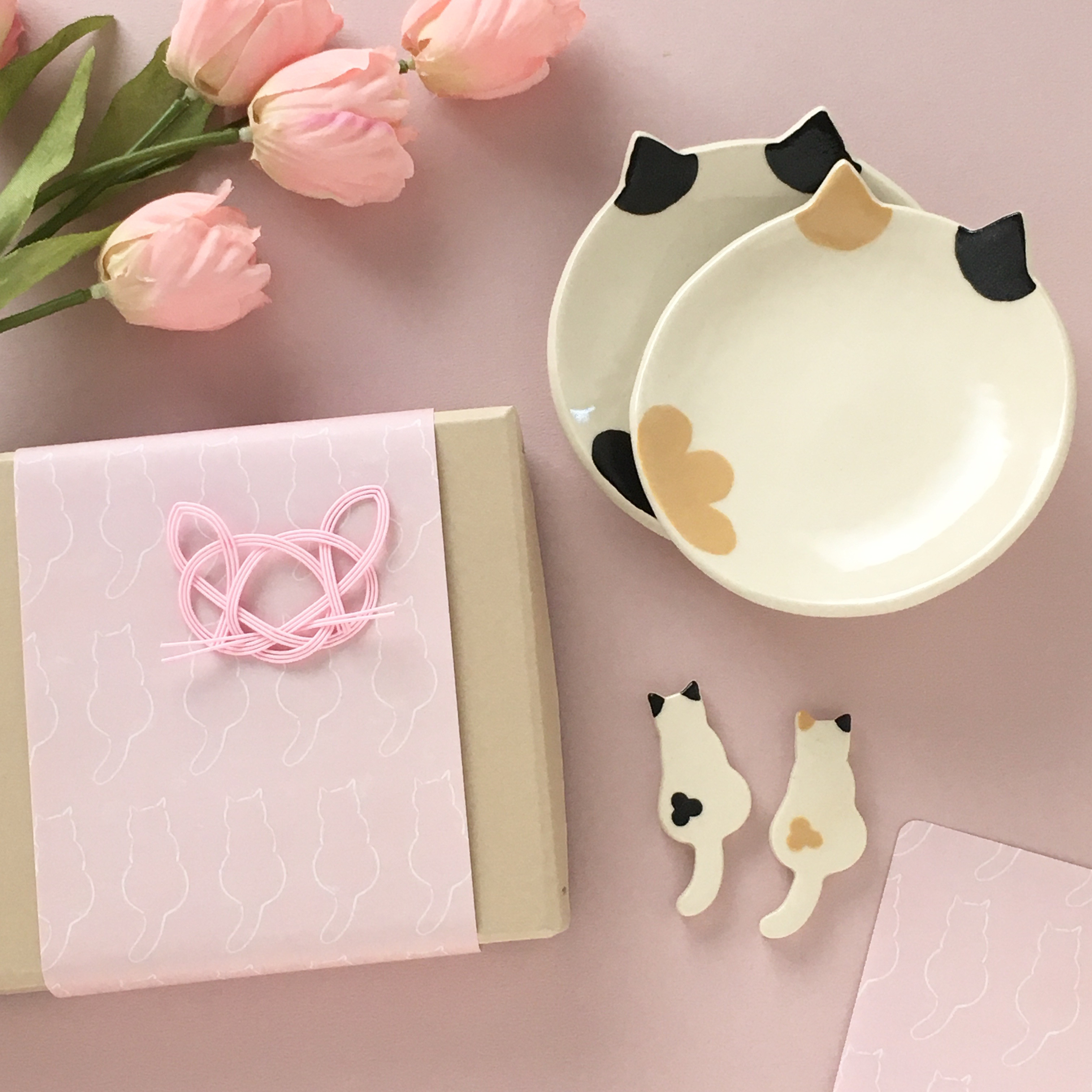 水引きの猫ラッピング付き 春の門出を祝う選べる猫の小皿2枚＆箸置き2個セット 結婚祝い 新生活ギフト