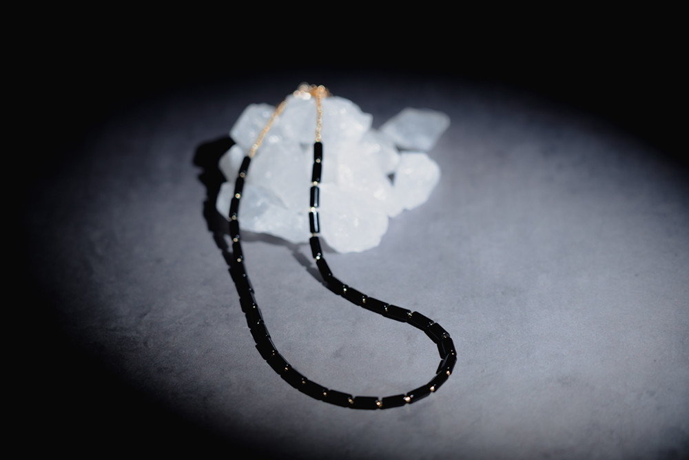 オニキスとビーズのネックレス（ゴールド）