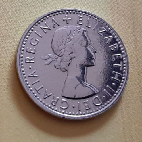 1966年発行のイギリスのシックスペンス硬貨、エリザベス2世の肖像が
