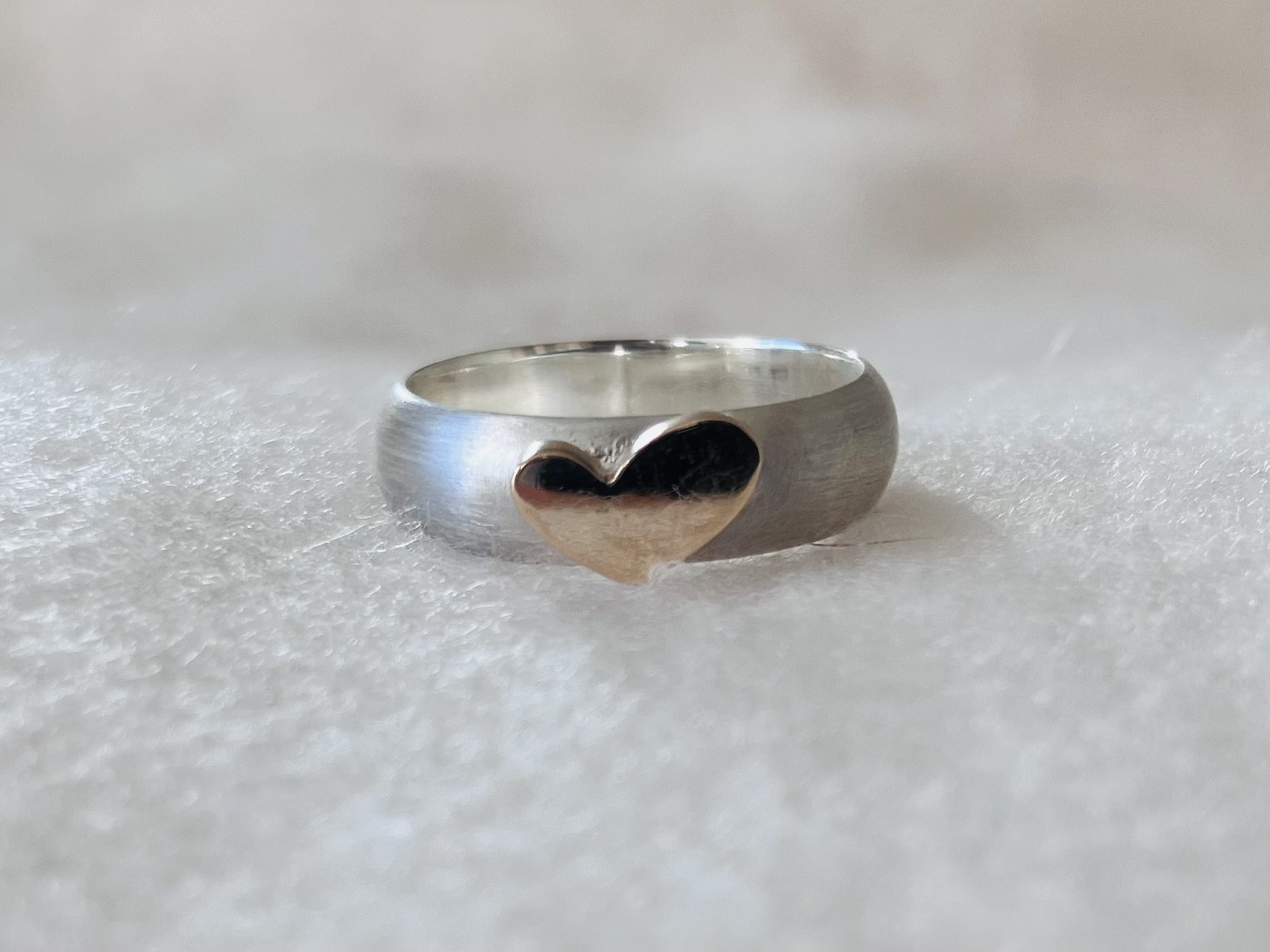 【受注制作】10Kゴールド ぷっくりハート 艶消しシルバー甲丸リング