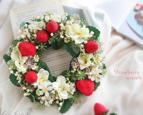 ドイリー1290❤️ぷっくりツル薔薇と苺のドイリー✨ ドイリー1290️ぷっくりツル薔薇と苺のドイリー✨ ドイリー1290