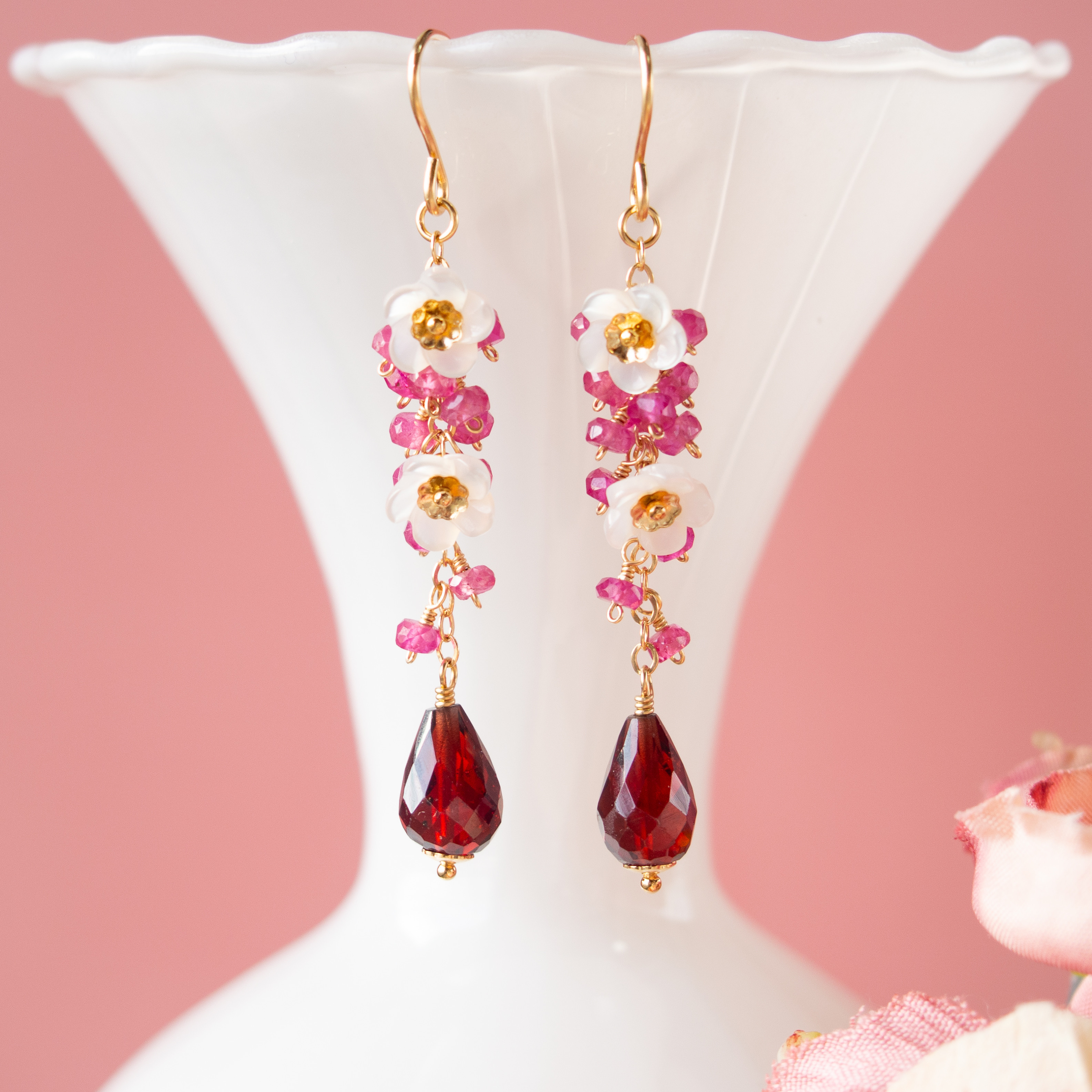 梅＜Long＞＊ガーネットとシェルフラワー・ルビーのピアス（14KGF）／イヤリング