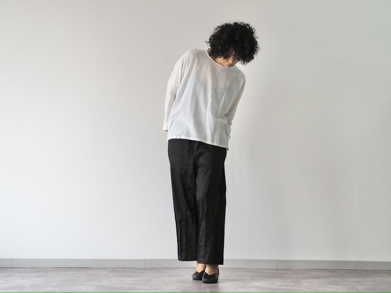 ブラック／ネイビー/前ポケット、裾ピンタックパンツ