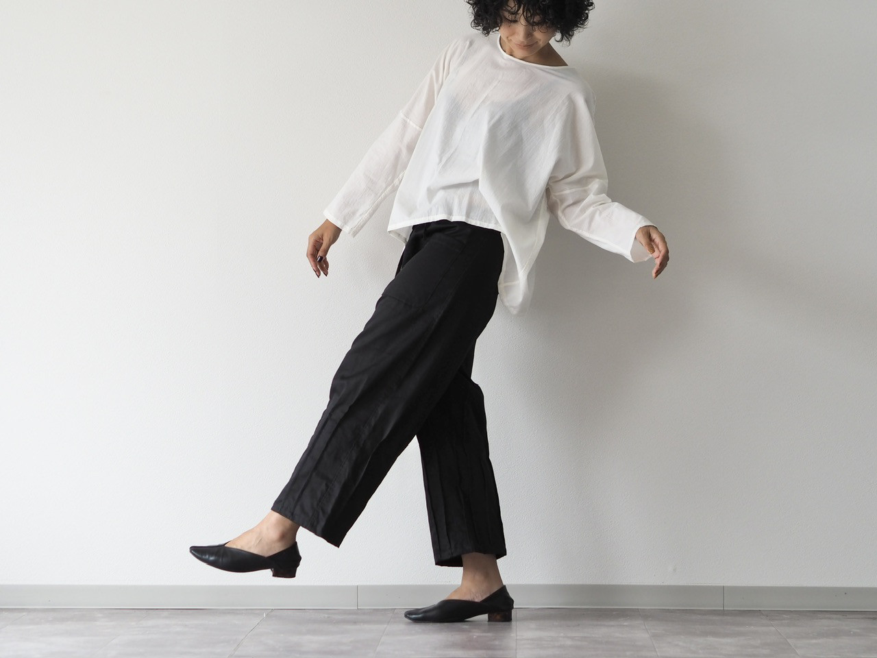 ブラック／ネイビー/前ポケット、裾ピンタックパンツ