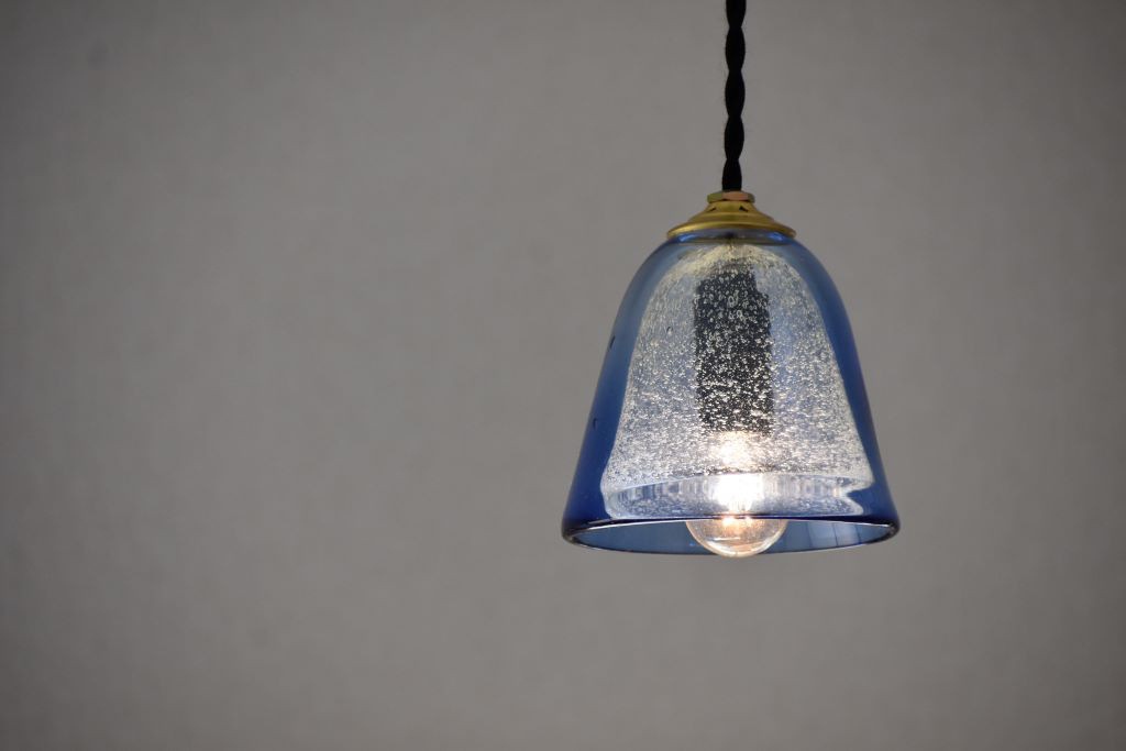 ☆送料無料☆吹きガラス照明（ペンダントタイプ）【二重　青ぼかし/うす泡】 24,420円