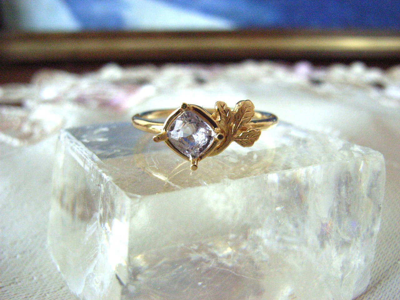 K18YGライトパープルスピネルと葉っぱのリング