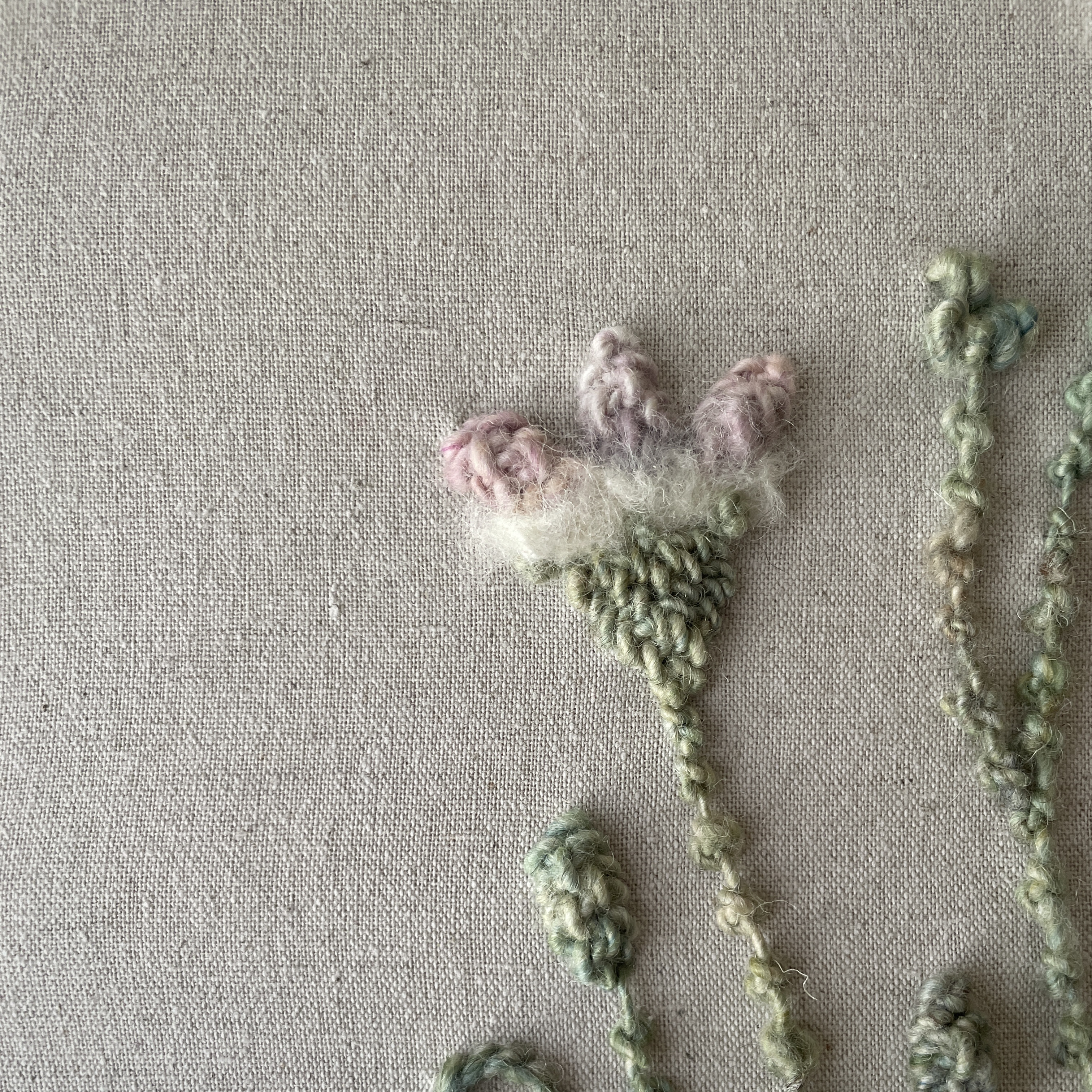 【一点もの】『手紡ぎ糸のお花. b'』手刺繍ファブリックパネル 一点もの】『手紡ぎ糸のお花. b'』手刺繍ファブリックパネル 【公式通販】