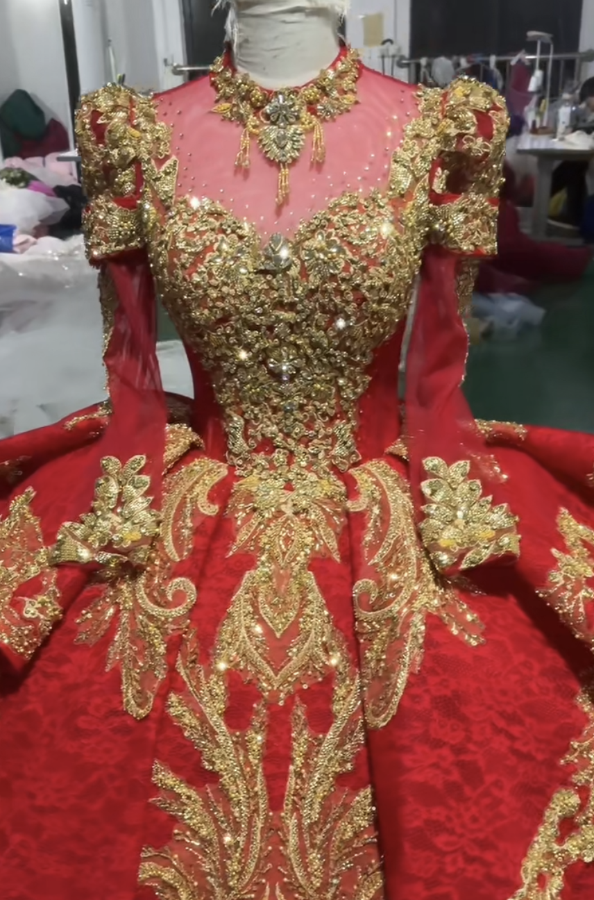 WEB限定　赤金色　王道派女王派　長袖イリュージョンネック　上品な刺繍　ラッフルスカート　フレア　演奏会ステージ音楽会