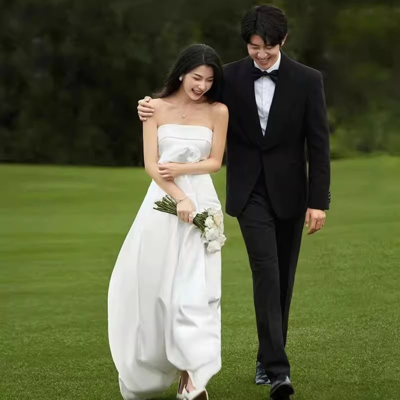 高級感 ウェディングドレス 白 黒 サテン 裾引き ノースリーブ シンプル 誕生日 二次会 前撮り お呼ばれ AK851