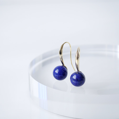 夜空の輝き ラピスラズリのフックピアス ピアス（フック・チェーン