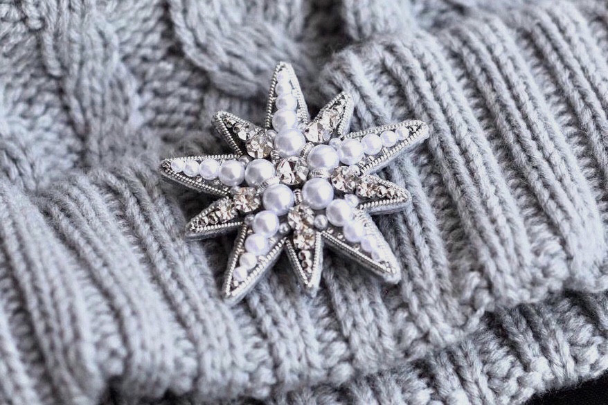 【送料無料】ポラリス☆北極星　ビジューブローチ　白パール　グレー