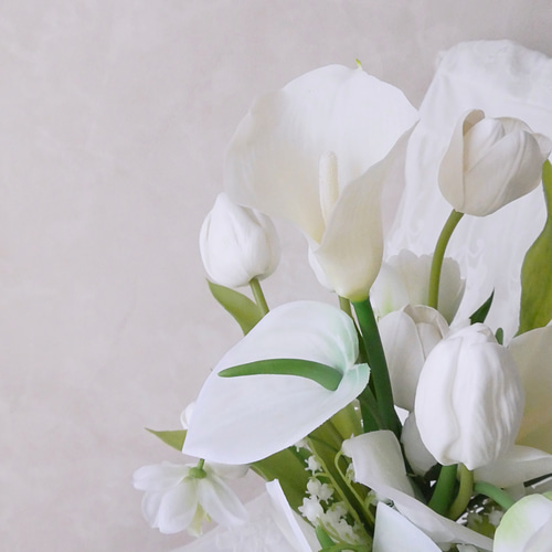 チューリップとカラーリリーのホワイトブーケ｜造花のウェディング