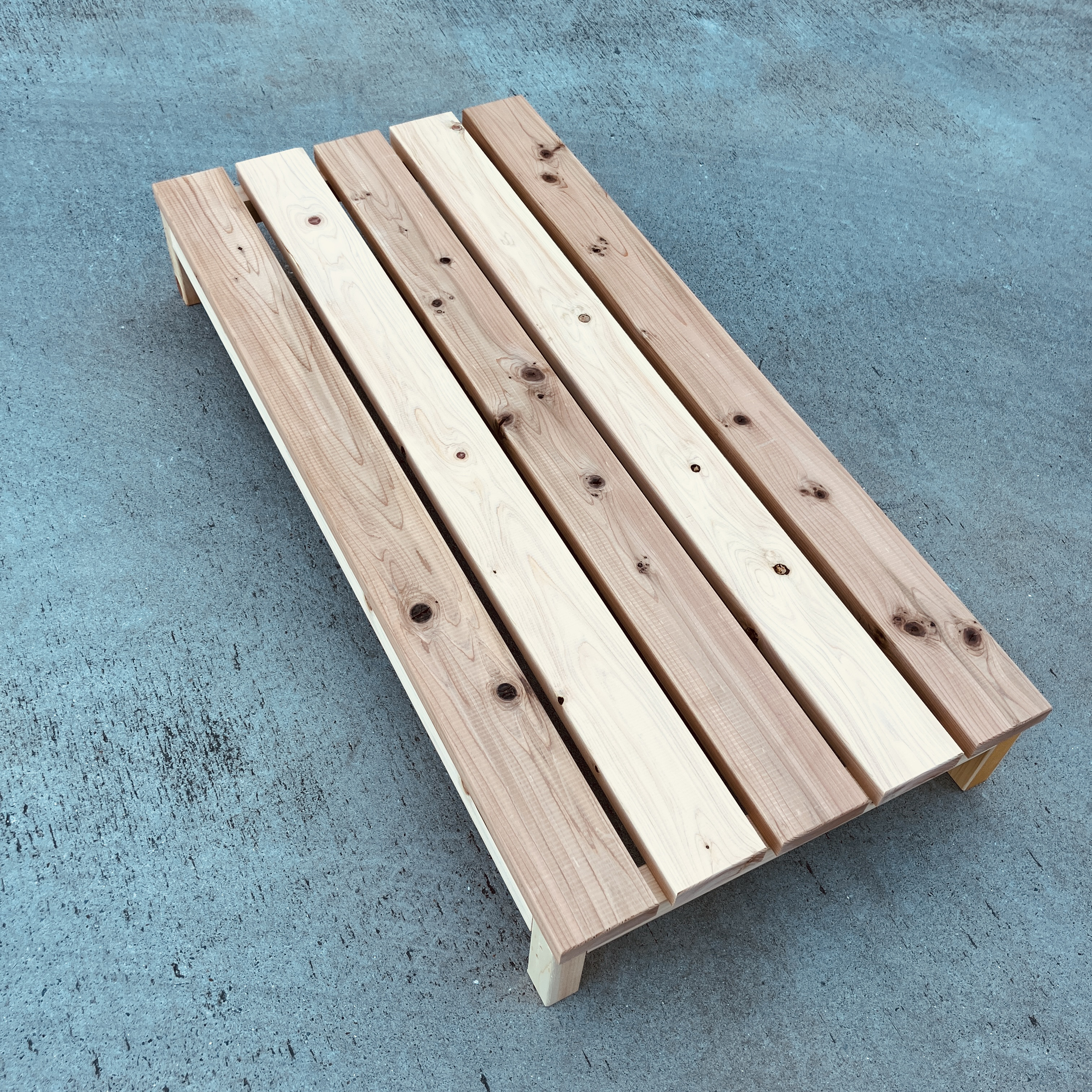 ガッチリとしたベンチ