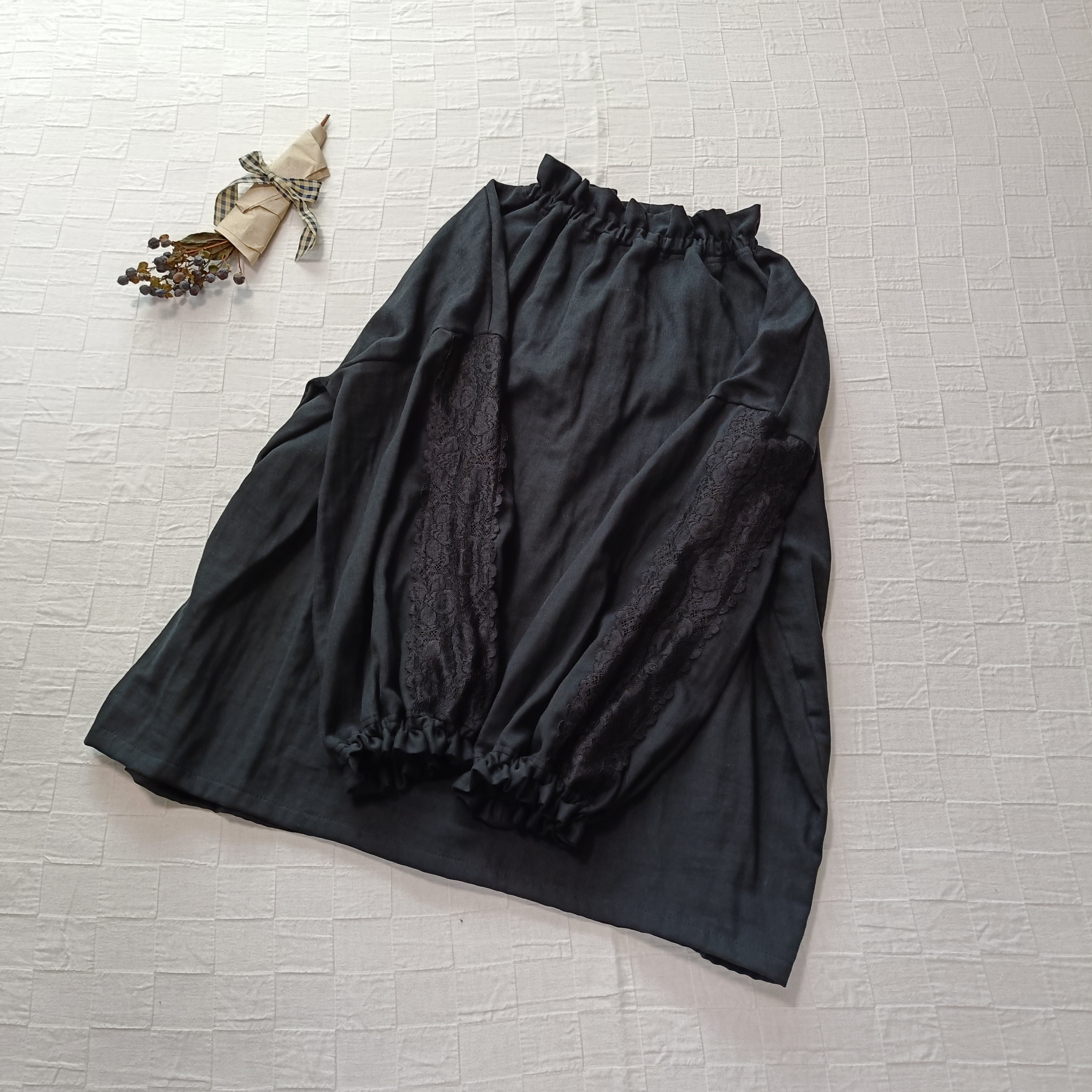 お袖レース❀ ハイネックギャザーブラウス　ブラックのダブルガーゼ　日本製　卒園卒業式、入園入学式、セミフォーマルにも