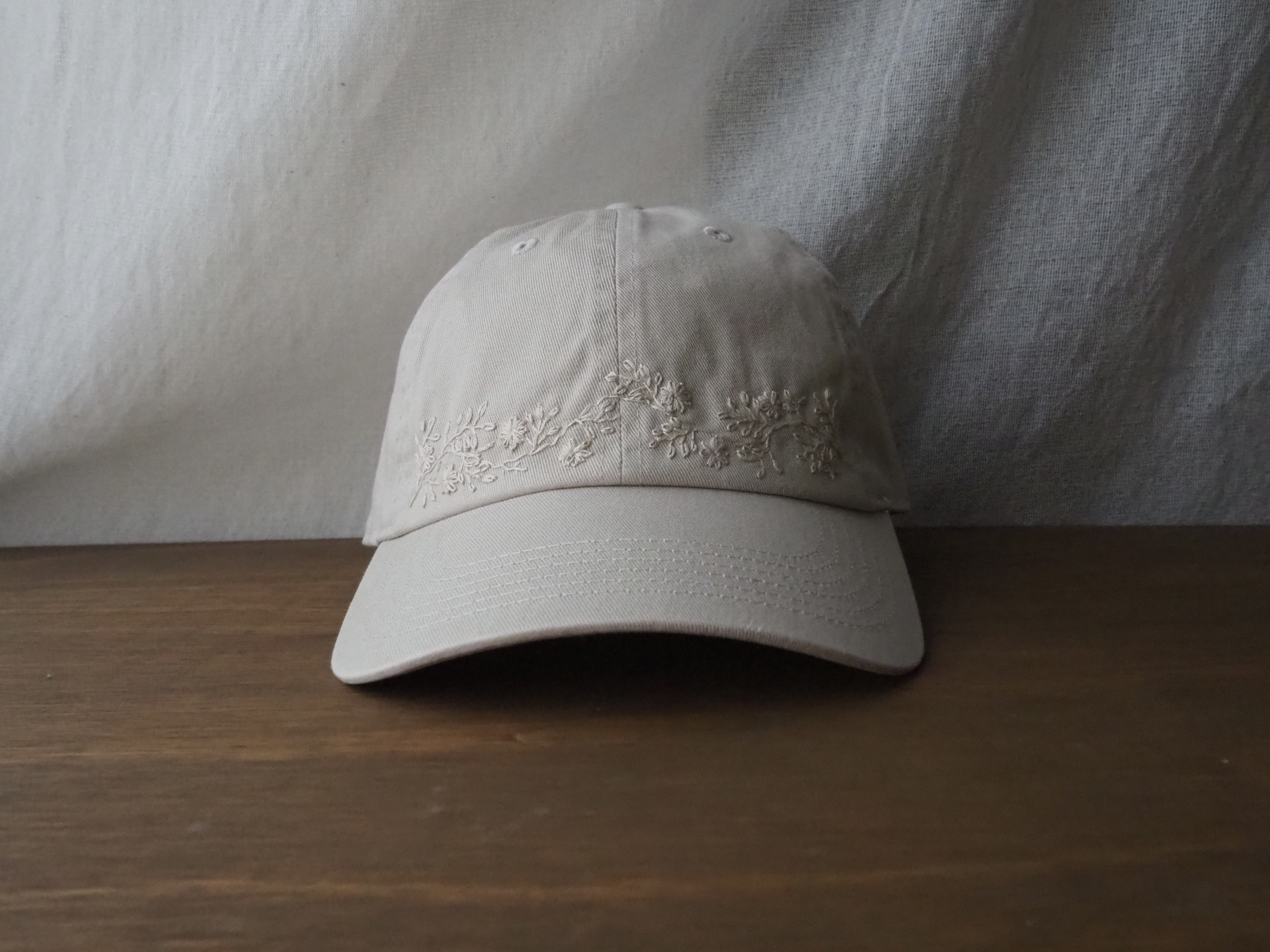 手縫刺繍のキャップ帽子(小花モチーフ)