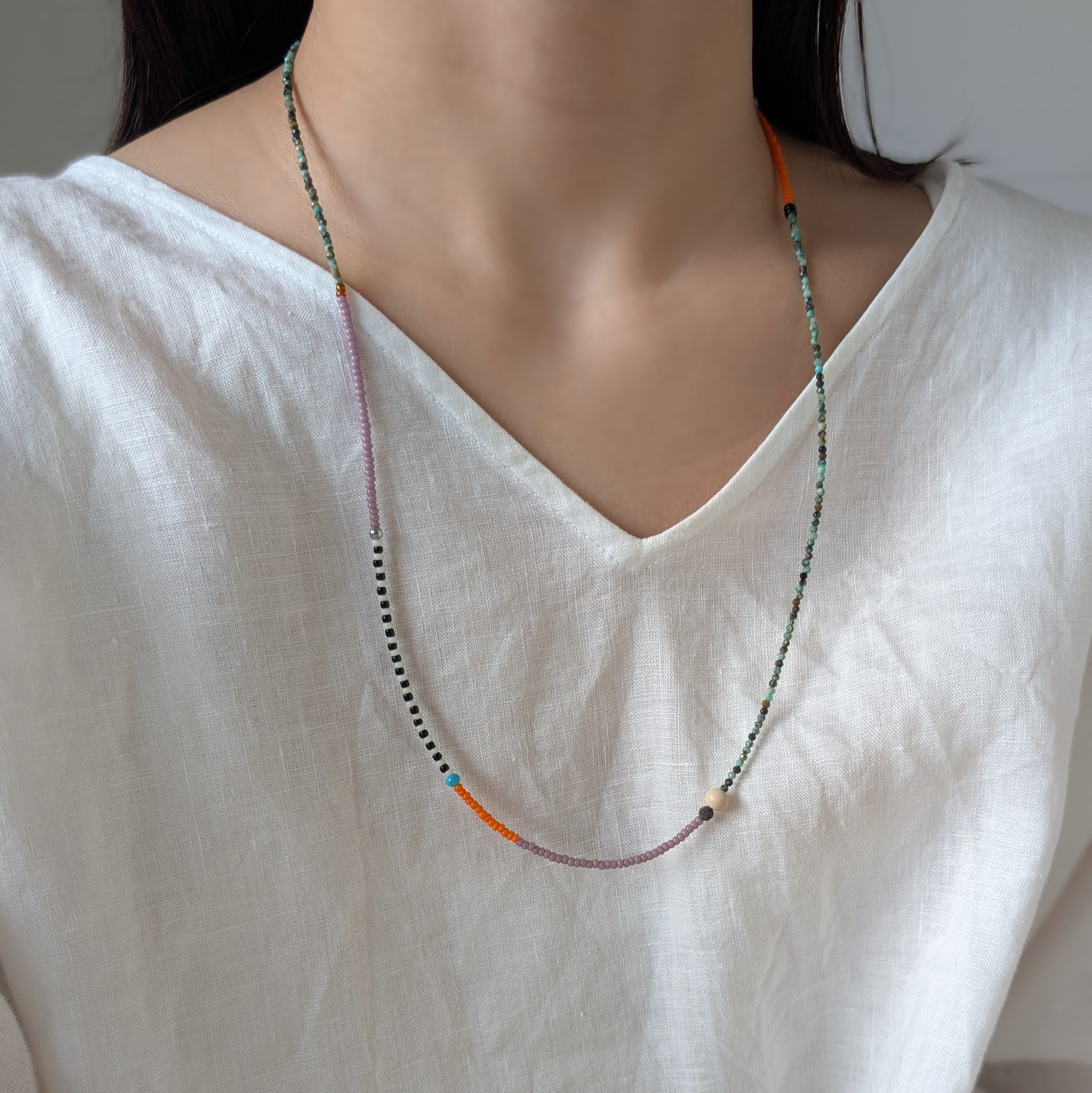 極小2㎜　北欧　ミニマルデザイン　ビーズと天然石のロングネックレス　ビーズネックレス　天然石ネックレス