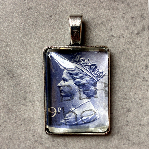 英国ヴィンテージ切手の記憶｜グレー系 107｜エリザベスⅡ女王の横顔を