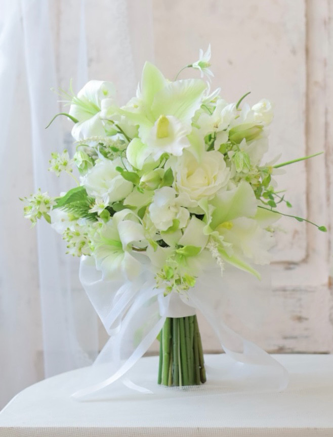 ナチュラルホワイトグリーンブーケ　ウェディングブーケ　ブートニアセット