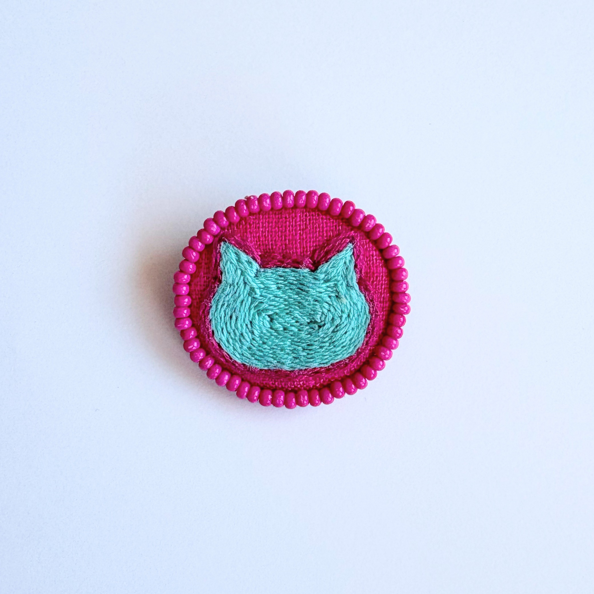 ビーズで飾った北欧風こねこのミニ刺繍ブローチ【hokuo】#439