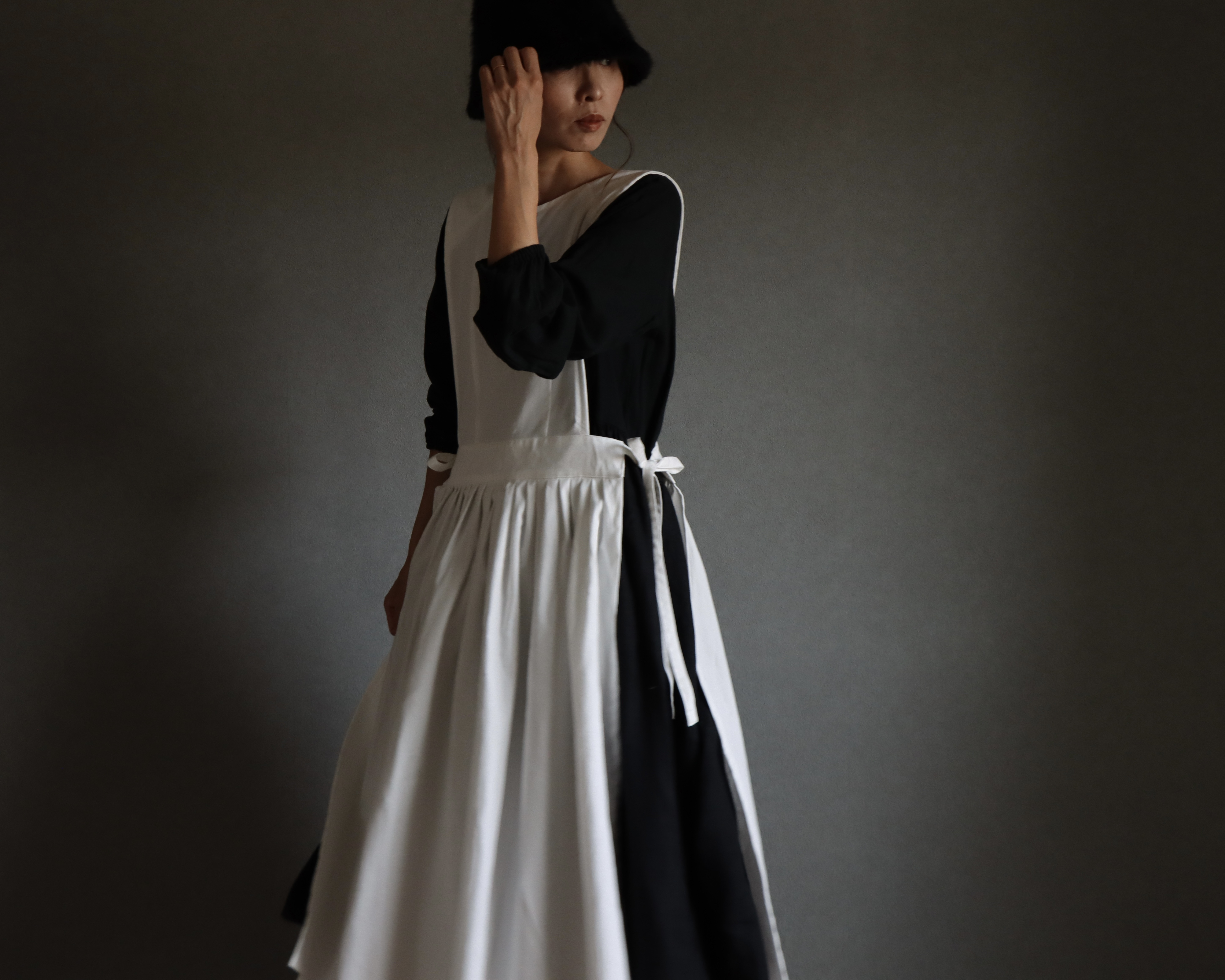 前後2wayデニムジャンパースカート／岡山児島6オンスデニムサイドリボンデザインエプロンワンピース／オフホワイト