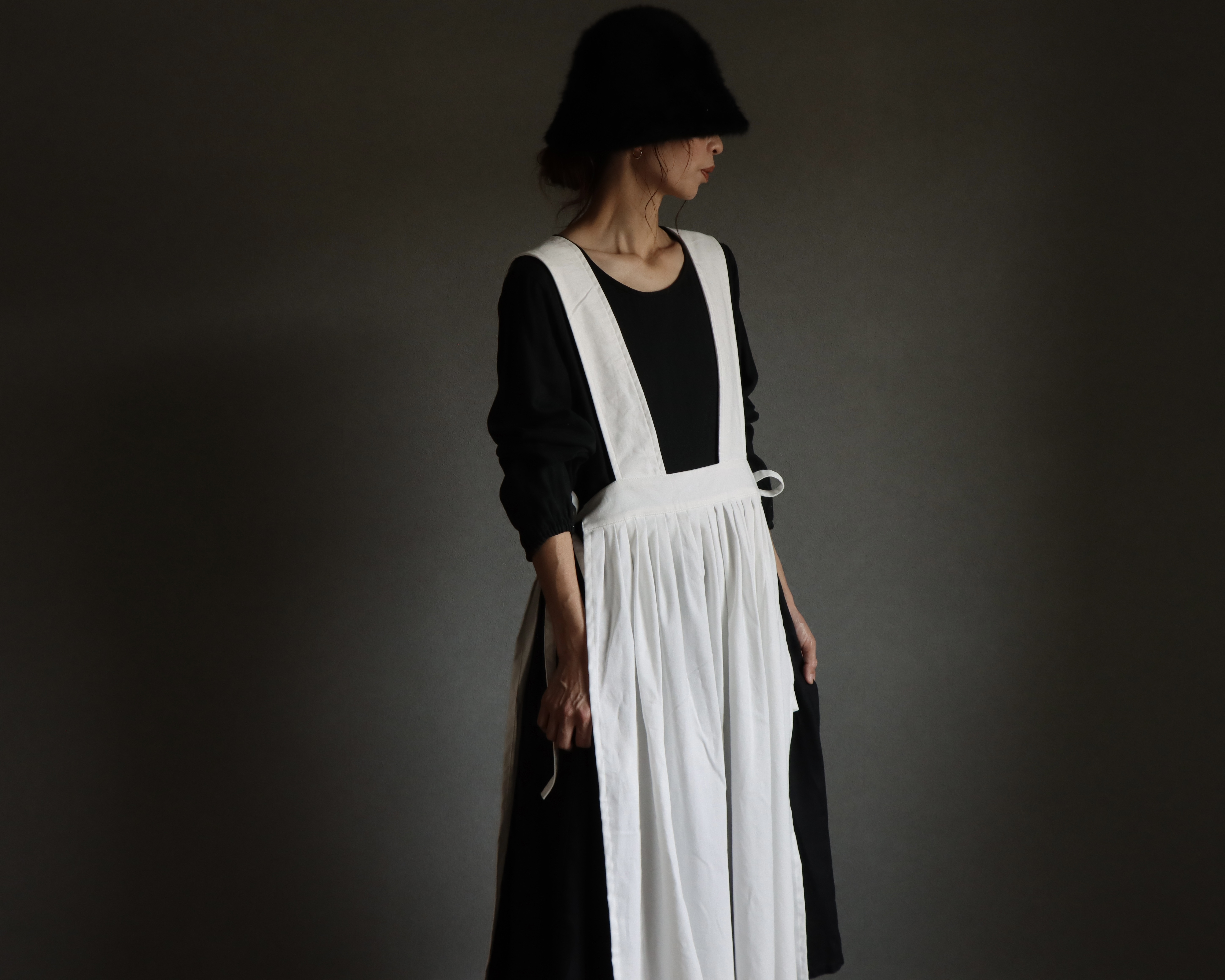 前後2wayデニムジャンパースカート／岡山児島6オンスデニムサイドリボンデザインエプロンワンピース／オフホワイト