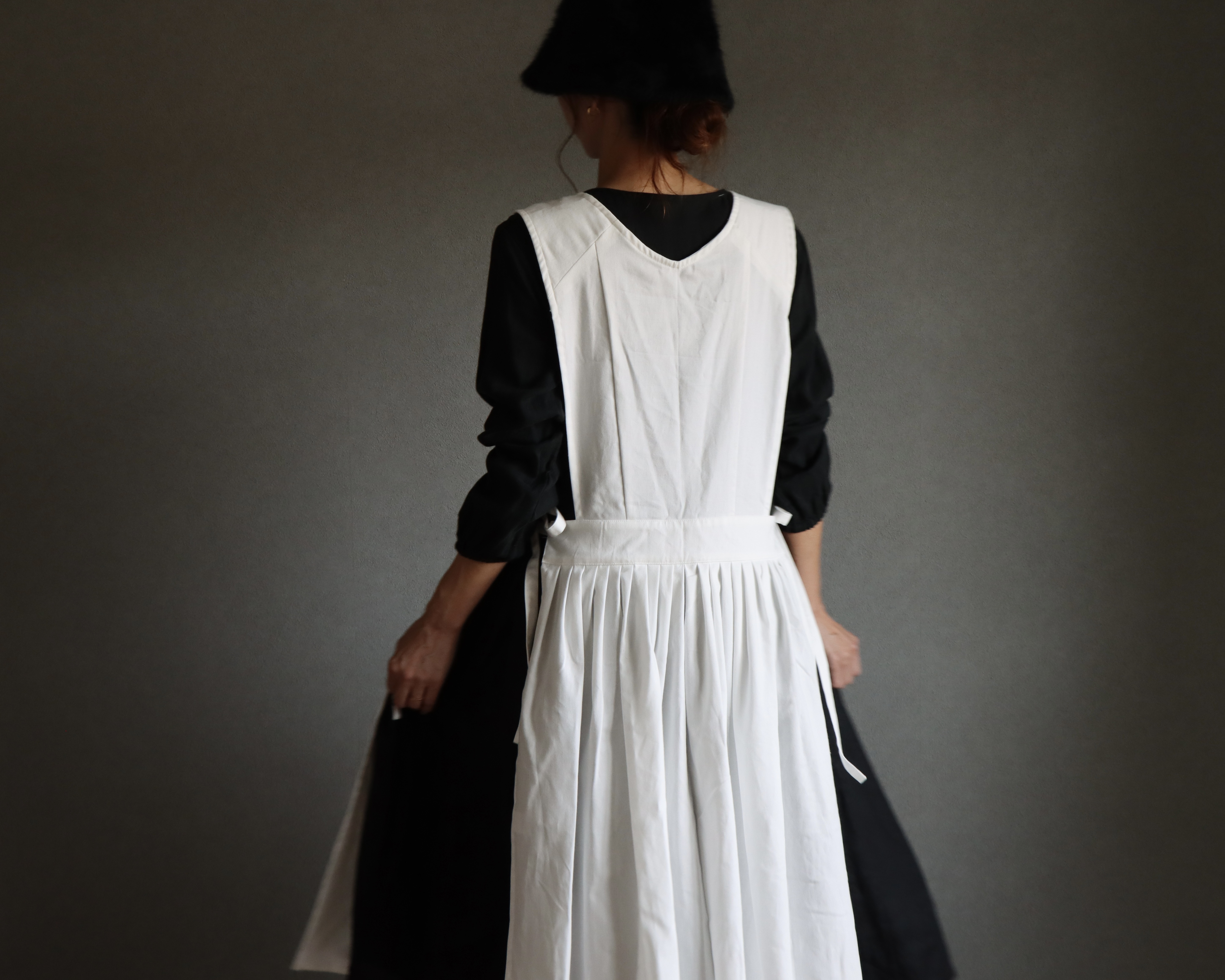 前後2wayデニムジャンパースカート／岡山児島6オンスデニムサイドリボンデザインエプロンワンピース／オフホワイト