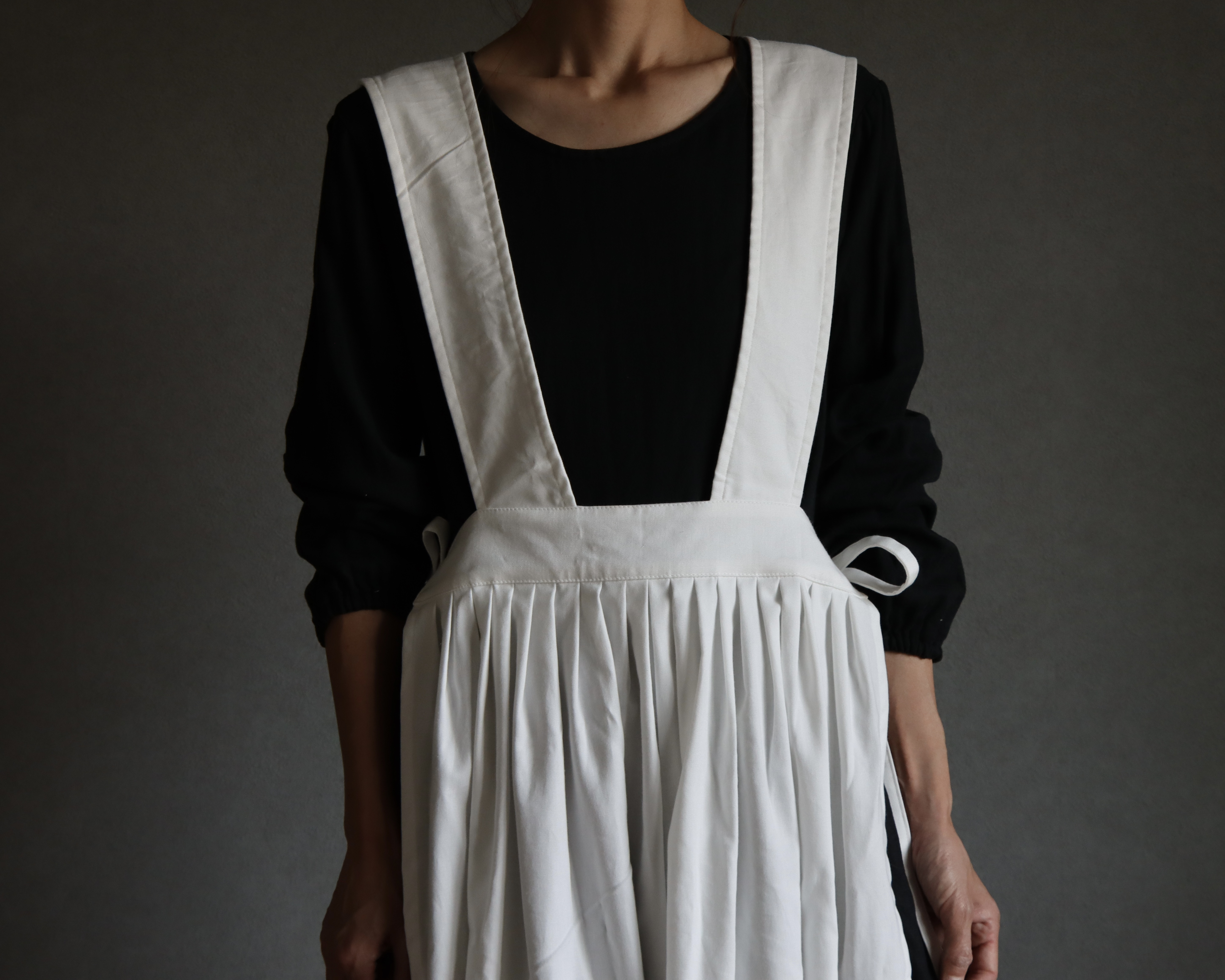 前後2wayデニムジャンパースカート／岡山児島6オンスデニムサイドリボンデザインエプロンワンピース／オフホワイト