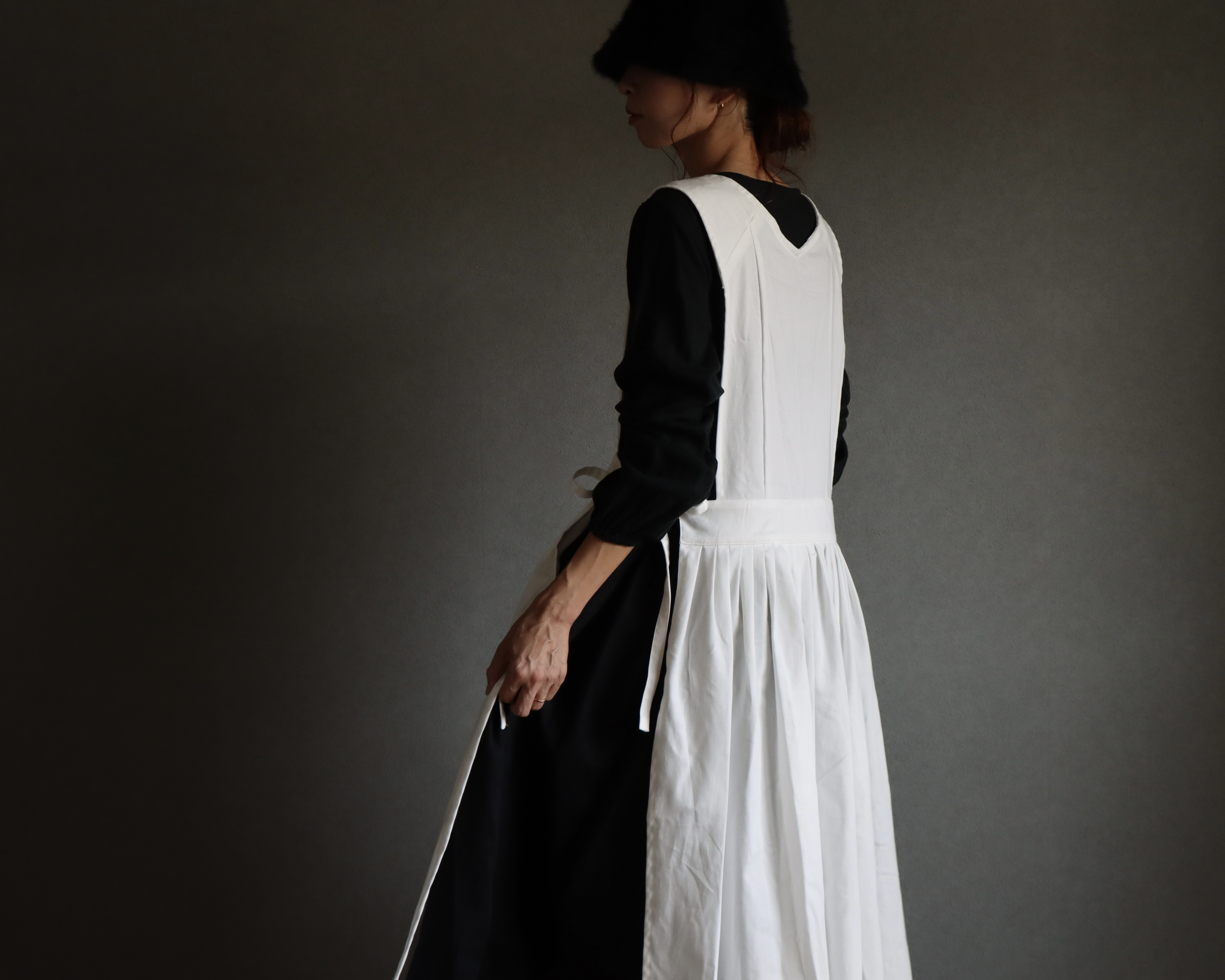 前後2wayデニムジャンパースカート／岡山児島6オンスデニムサイドリボンデザインエプロンワンピース／オフホワイト