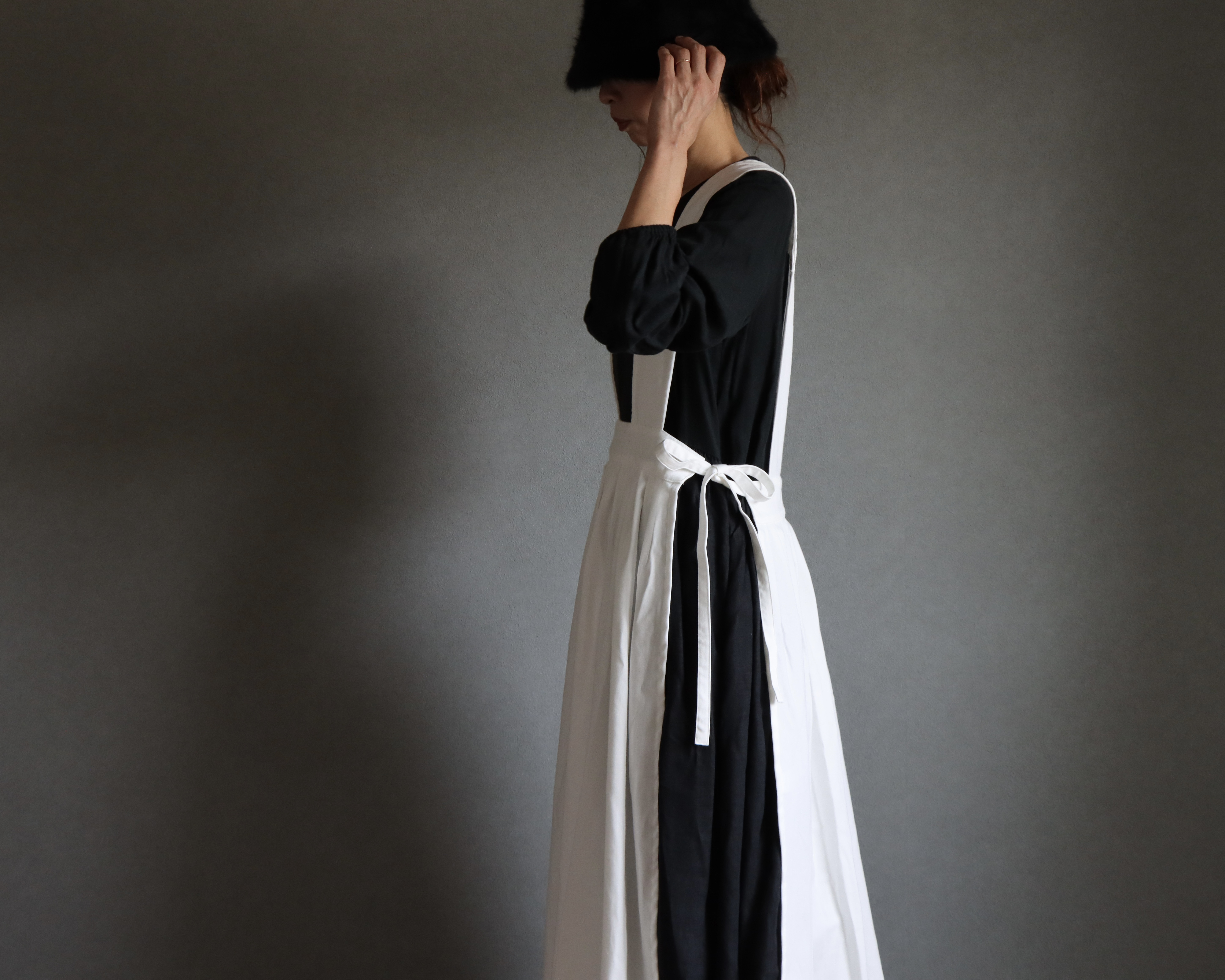 前後2wayデニムジャンパースカート／岡山児島6オンスデニムサイドリボンデザインエプロンワンピース／オフホワイト